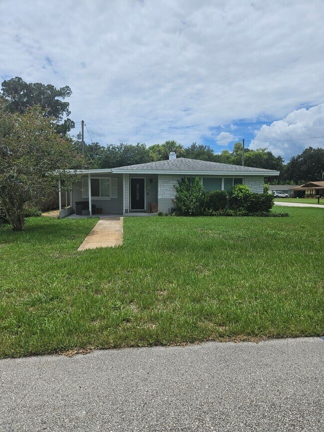 Foto del edificio - BEAUTIFUL 4 BEDROOM 2 BATH HOME IN THE BEAUTIFUL SOUTH DAYTONA