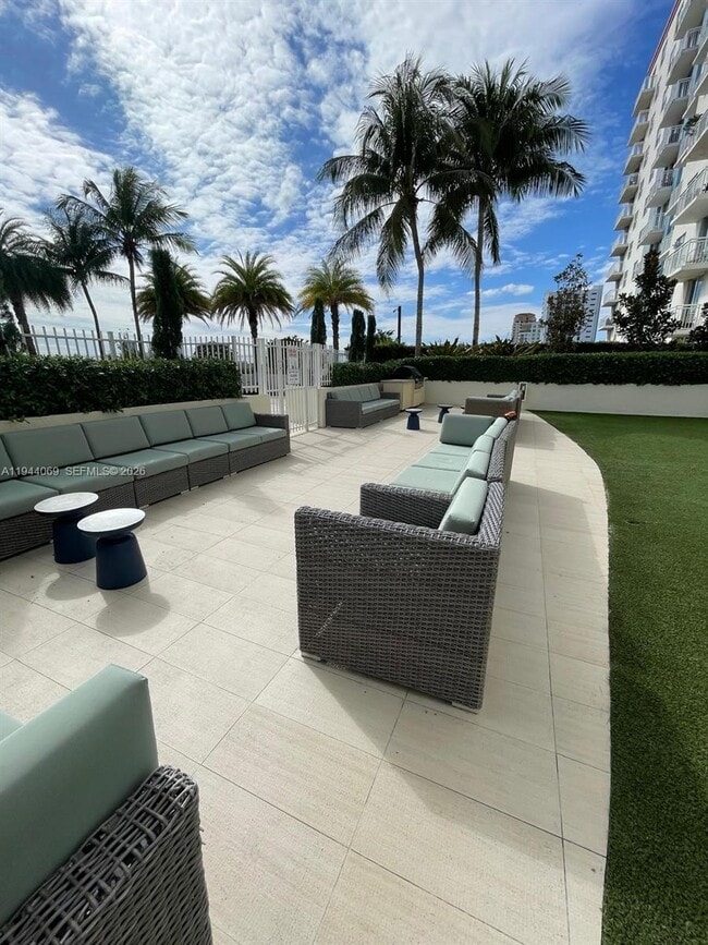 Building Photo - 3000 Coral Wy