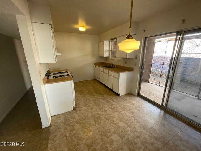 Building Photo - 2901 Beachcomber Dr
