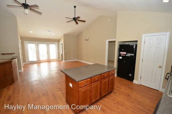 Building Photo - 807 W Longleaf Dr
