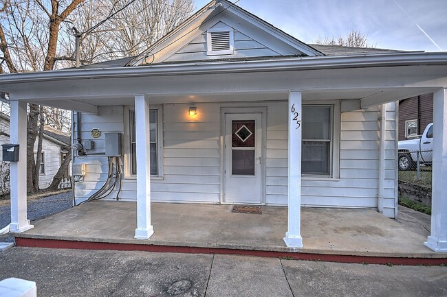 Building Photo - 2 Bedroom 1 bath Johnson City TN