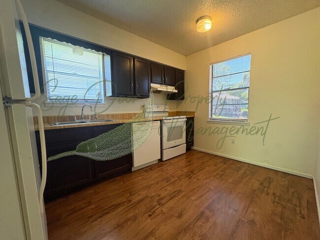 Building Photo - SPACIOUS TOWNHOME WITH GARAGE!!!