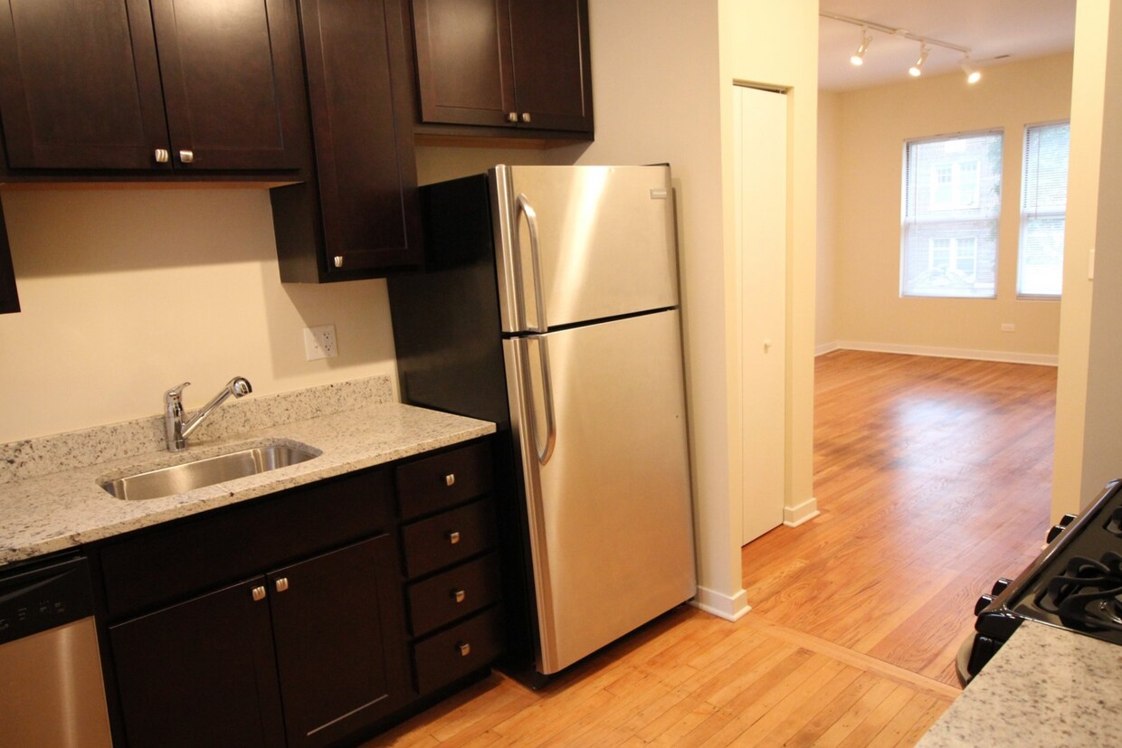 Cocina moderna - 6975 N Greenview Ave