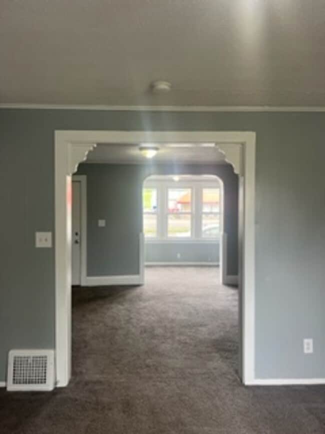 Foto del edificio - Newly Renovated 2 Br 1 Ba Sunroom, Basemen...