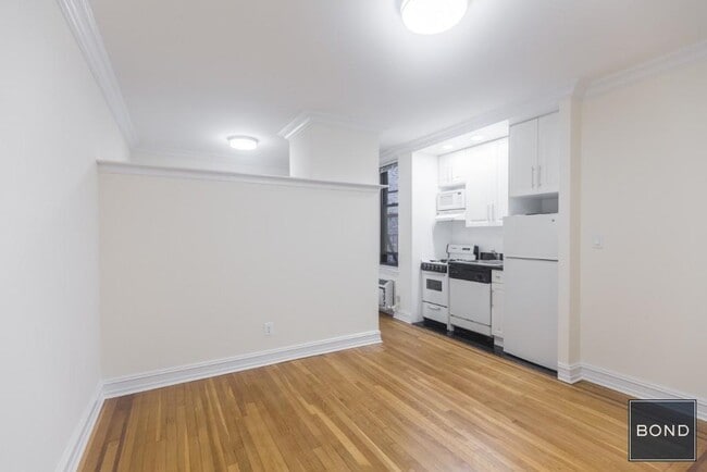 Building Photo - 214 E 51st St