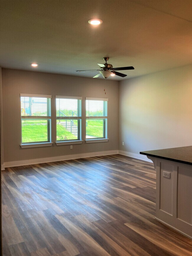 sala de estar espaciosa - 2184 W Moore Ln