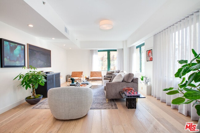 Building Photo - 10520 Wilshire Blvd