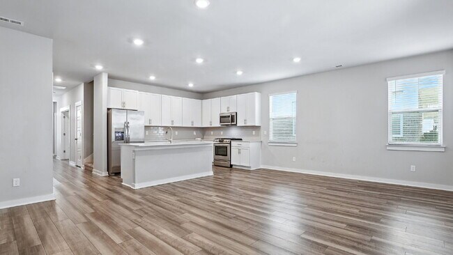 Foto del edificio - Limited-time offer: Reduced security deposit for well-qualified applicants. Spacious 4BR/3BA home...