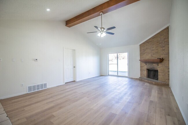 Building Photo - Great 3 bedroom 2 bathroom house in South ...