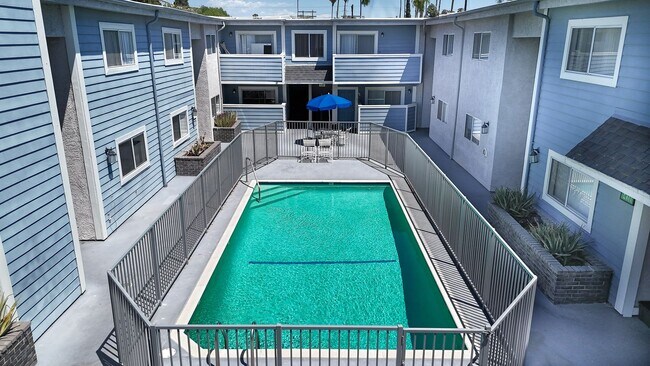 Foto del edificio - Sherman Way Apartments