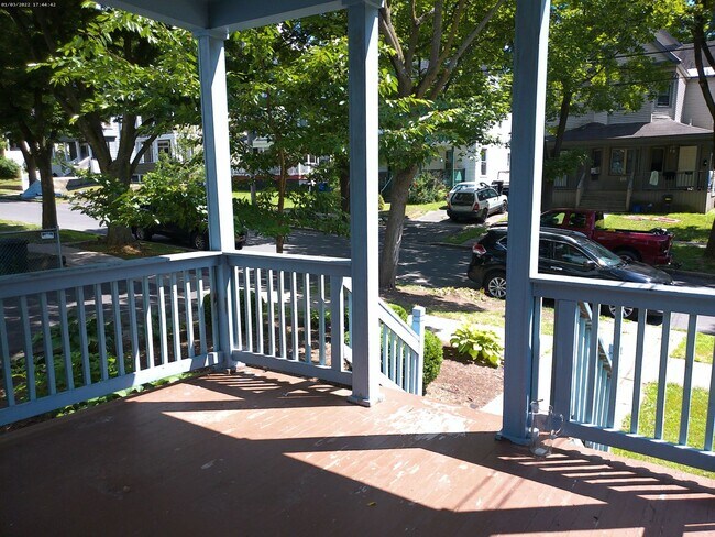 Building Photo - Newly Renovated 1st Floor Apartment with G...