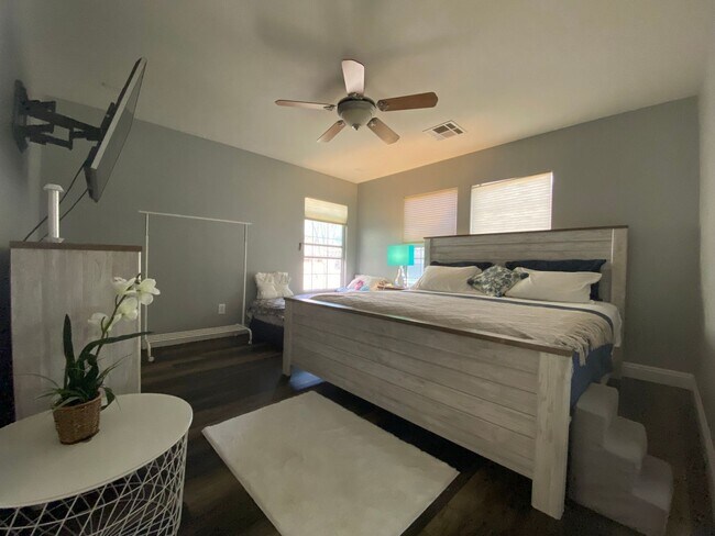 Building Photo - 3 Bedroom Single Family Home in Las Vegas