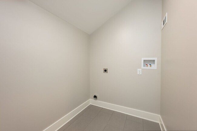 Building Photo - 458 E Beck St