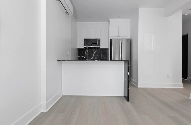 Building Photo - 4900 Ch De La Côte-Des-Neiges