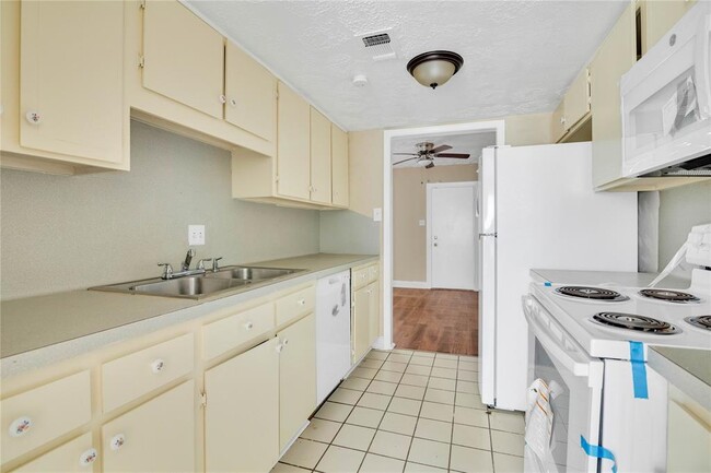 Foto del edificio - 9052 Wilcrest Dr