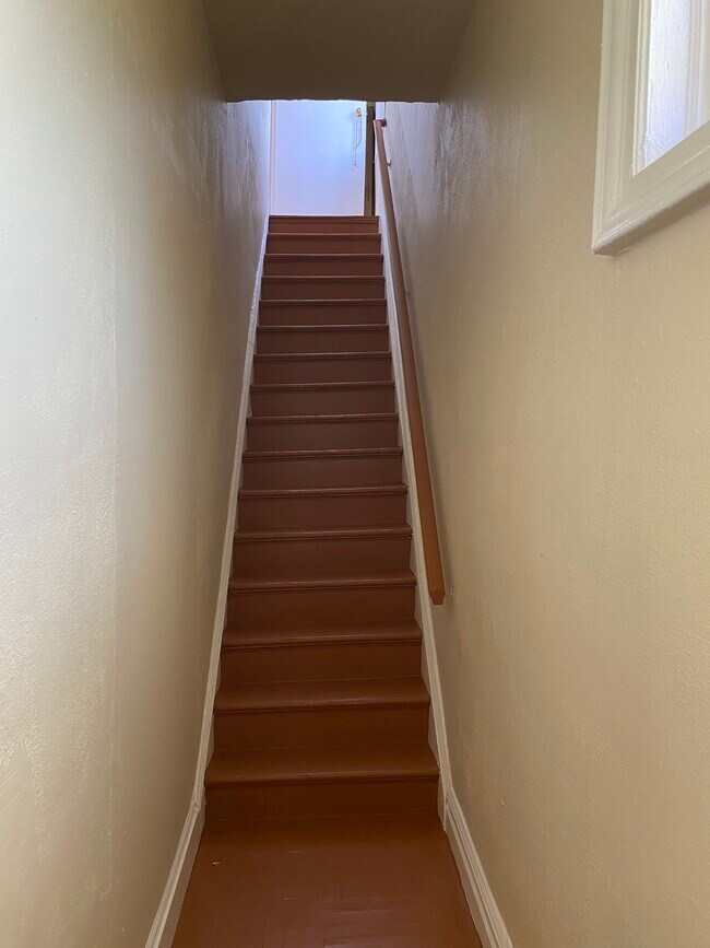 Stairway to appt - 3847 Nautilus Ave