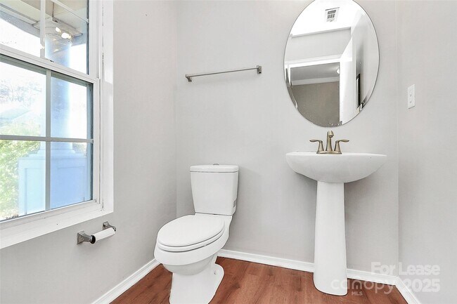 Foto del edificio - 15611 Normans Landing Dr