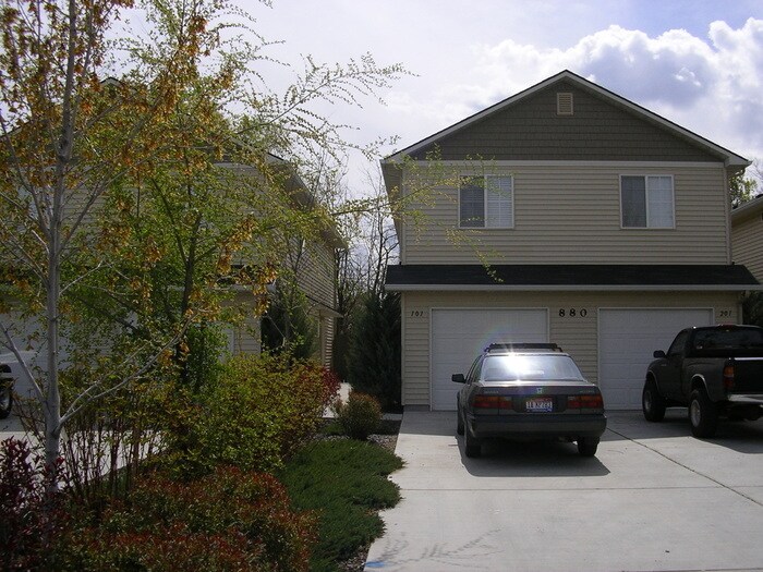 Primary Photo - Pleasant duplex close to Greenbelt & State St