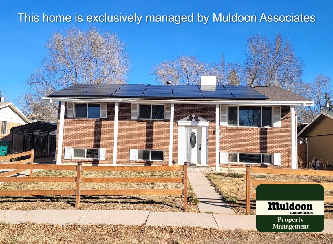 Spacious 5-Bedroom Bi-Level with Finished Basement, Covered Deck & Garage - Spacious 5-Bedroom Bi-Level with Finished Basement, Covered Deck & Garage