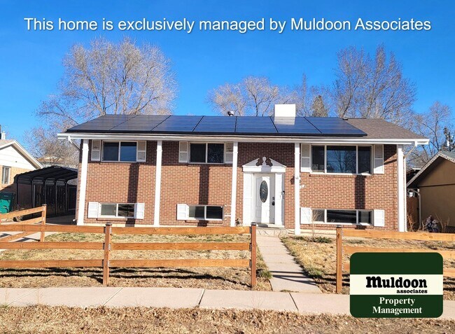 Spacious 5-Bedroom Bi-Level with Finished Basement, Covered Deck & Garage - Spacious 5-Bedroom Bi-Level with Finished Basement, Covered Deck & Garage House