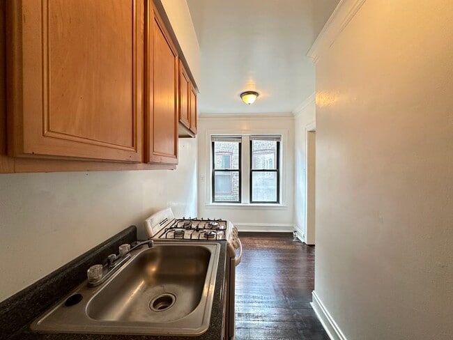 Building Photo - 4752 N Paulina St