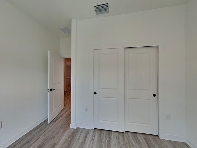 Foto del edificio - 1282 Navigator Rd