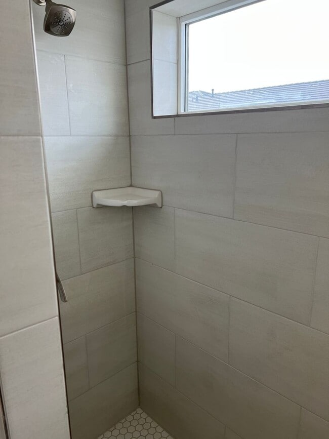 Building Photo - Beautiful like new 3 Bedroom 2.5 Townhome ...
