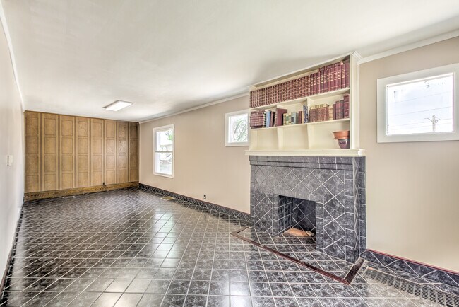 Building Photo - 2305 S Big Bend Blvd