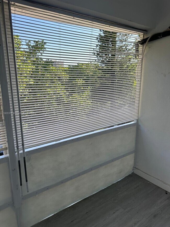 Foto del edificio - 1590 NE 127th St