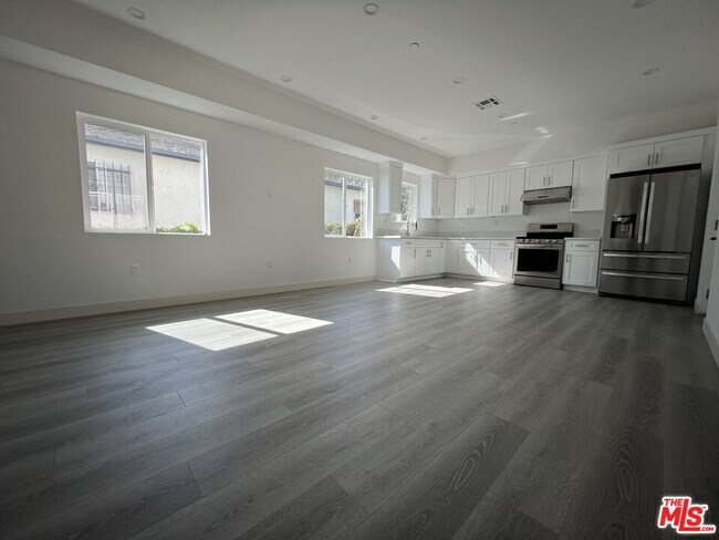 Foto del edificio - 8640 Baring Cross St