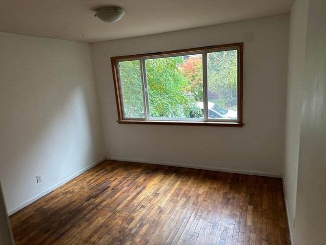Building Photo - Cozy Maple Leaf Home For Rent!
