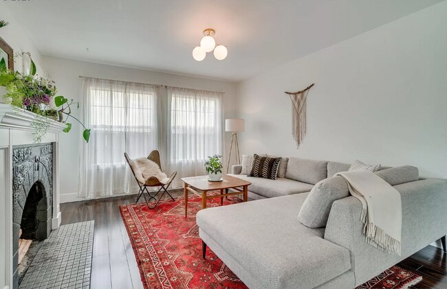 Foto del edificio - Welcome To This Tastefully Remodeled 1928 ...
