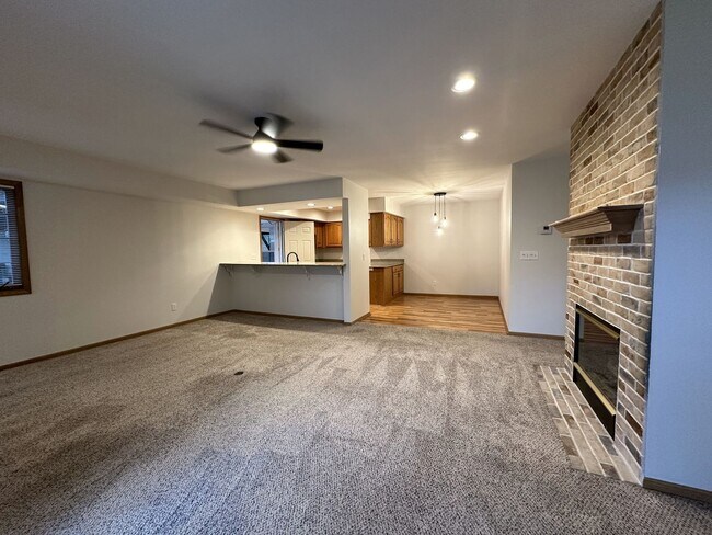 Foto del edificio - Updated 1st Floor Condo in Delafield!