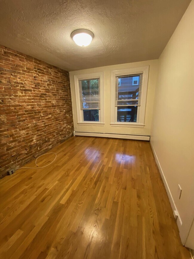 Building Photo - 10 Evergreen Sq