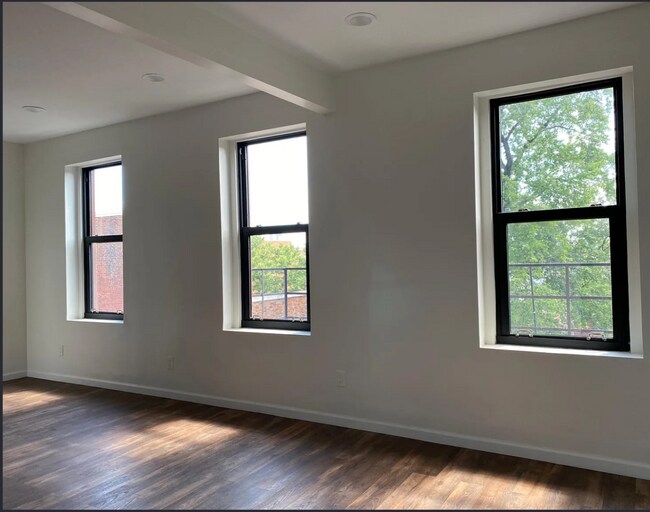 Foto del edificio - Renovated 2-Bed in OTR | In-Unit Laundry, Stainless Appliances, Central Air — Water & Trash Included