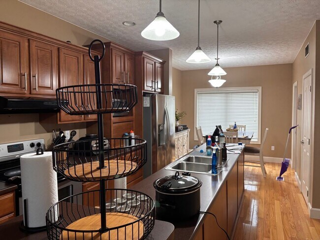 Foto del edificio - 2 Bedroom/2.5 Bath Townhome located in a Gated Community with a Water Front View! Available on 8/...