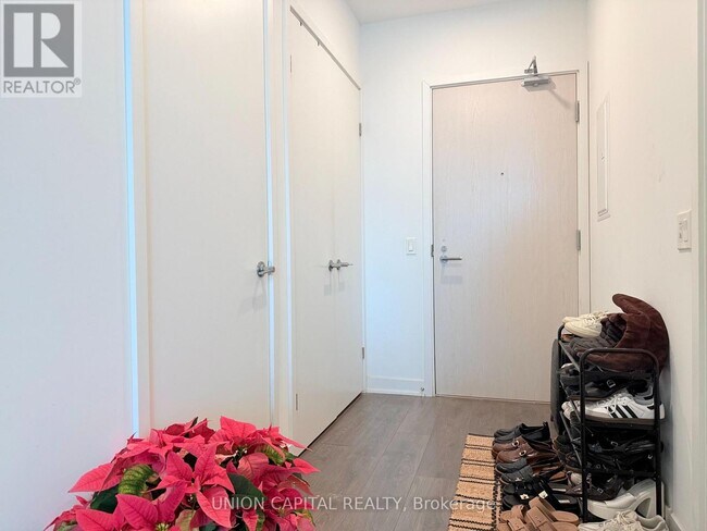 Building Photo - 115 Blue Jays Way