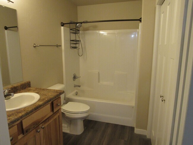 Foto del edificio - Nearly New 2bd/1ba Apartment w/washer/dryer included!