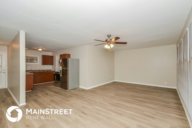Building Photo - 8691 Bobolink Dr
