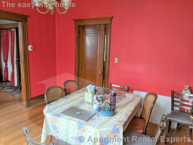 Building Photo - TEELE SQ 2BR * Parking Included - All Util...