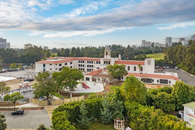 El Rodeo Elementary School is part of the Beverly Hills Unified School District.