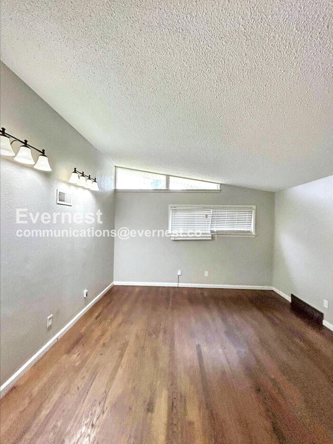 Foto del edificio - 1130 Trampe Ave