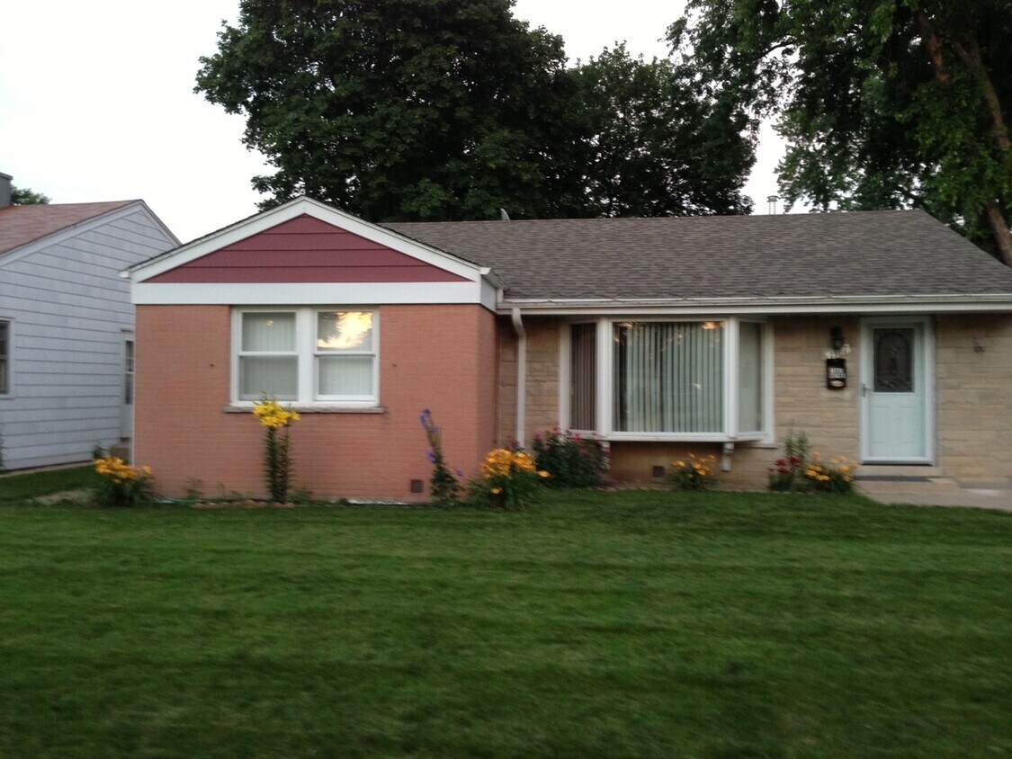 1367 Wayne Dr, Des Plaines, IL 60018 House Rental in Des Plaines, IL