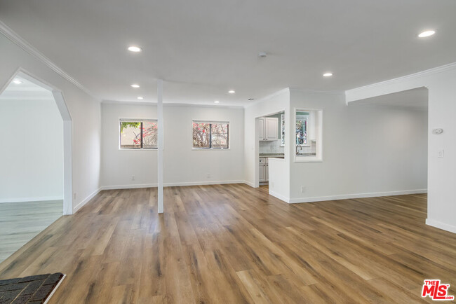 Foto del edificio - 5450 Bevis Ave