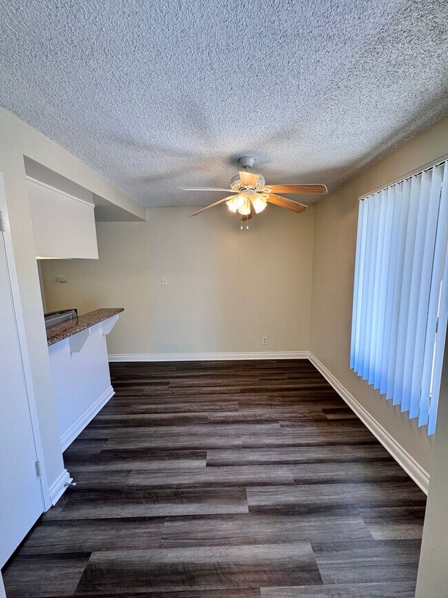 Foto del edificio - Beautifully Renovated 2 Bed / 1.5 Bath Apartment for Rent in Los Alamitos!