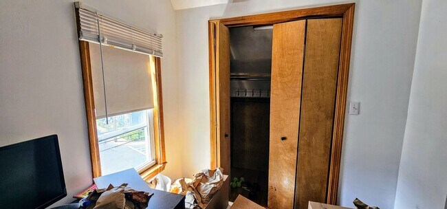 Building Photo - Stunning and Spacious 3-bedroom Unit Brighton