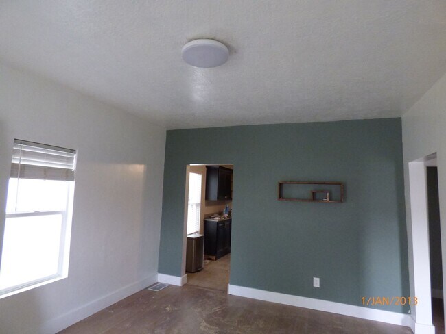 Foto del edificio - 2 BD. 1 Full Bath Cottage Style Home