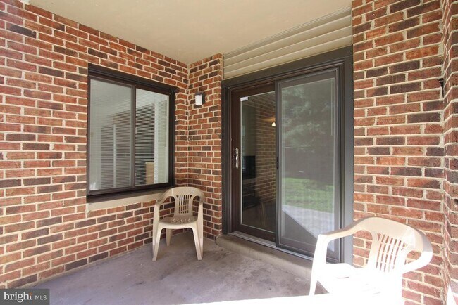 Foto del edificio - 18050 Chalet Dr