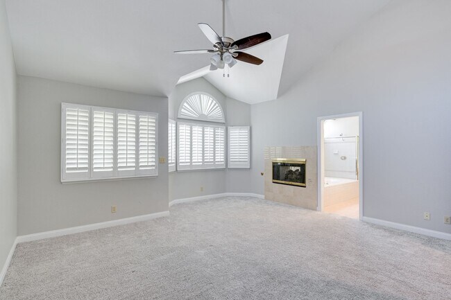 Foto del edificio - Luxury Meets Comfort in This Beautiful 4-Bedroom Retreat