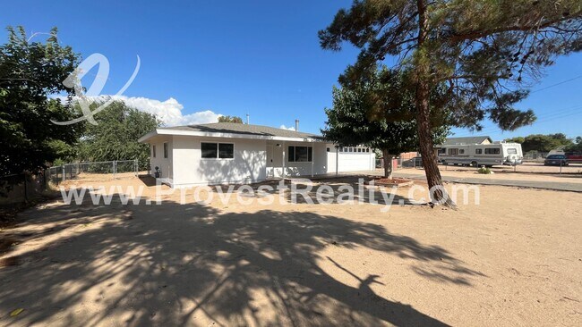 Foto del edificio - 2 Bed 1 Bath Hesperia Home on a Large Plot...